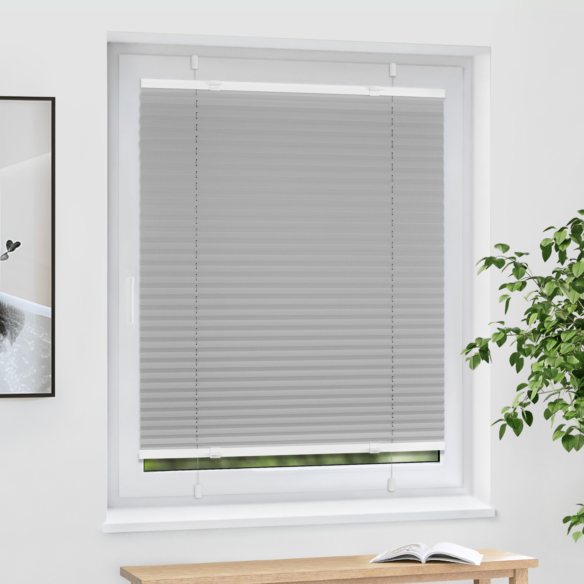 Fenster mit montiertem Plissee zur Lichtregulierung und Sichtschutz