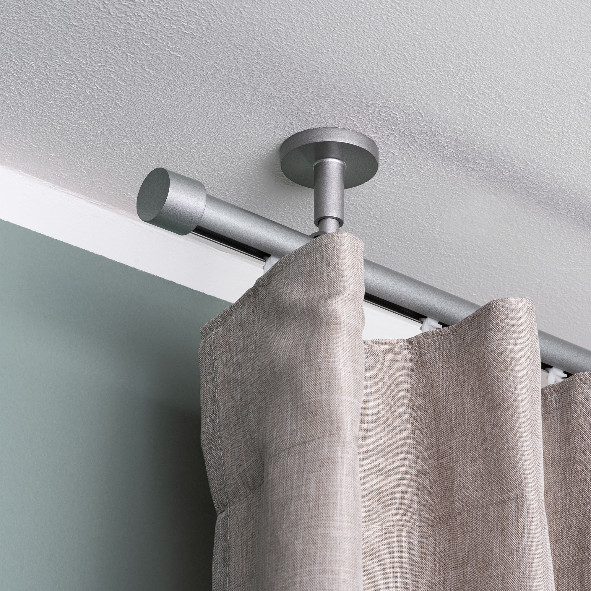 Deckenhalter für Gardinenstange mit Innenlauf, montiert an der Decke mit Vorhang befestigt
