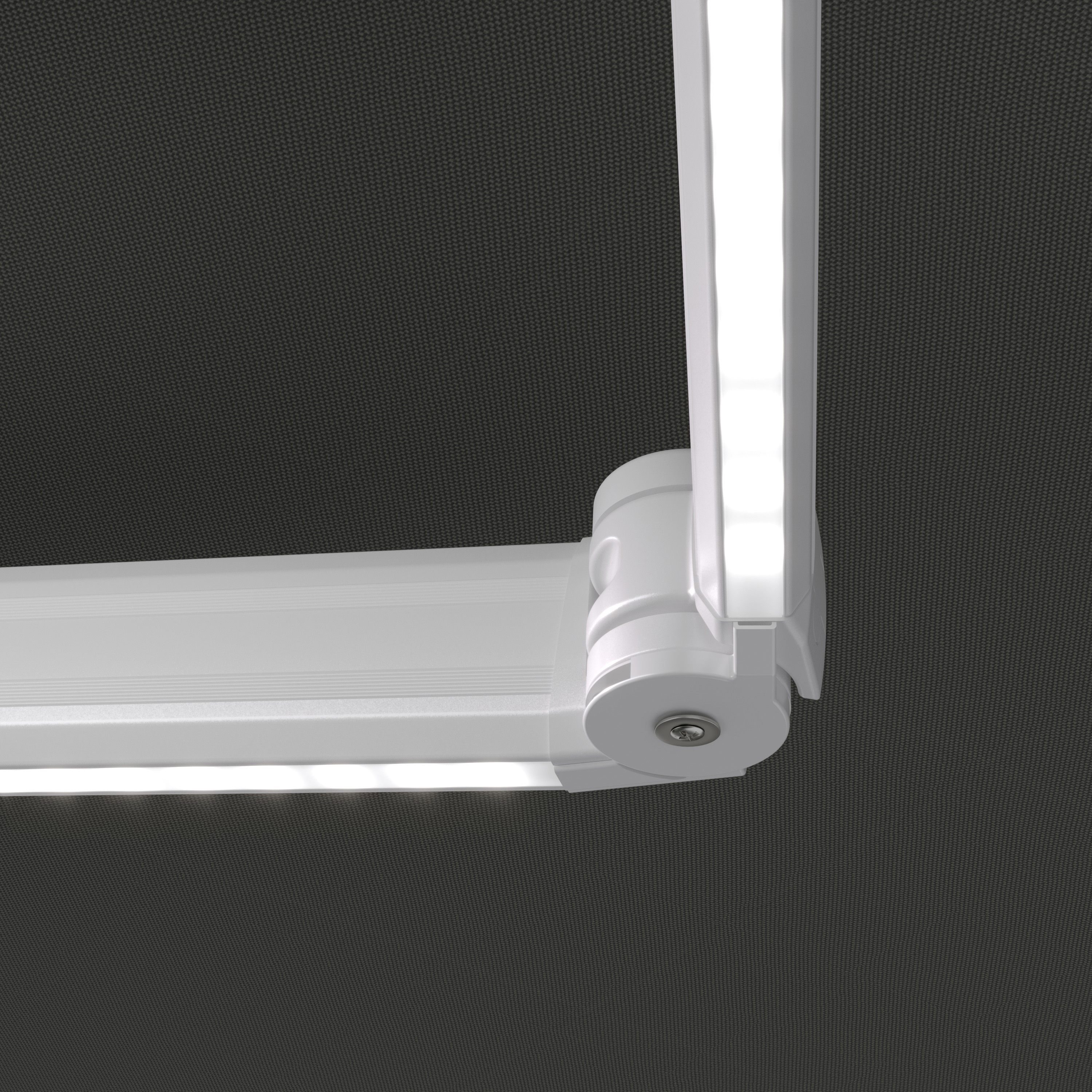 Detailansicht einer Kassettenmarkise mit LED-Beleuchtung und Gelenkmechanismus