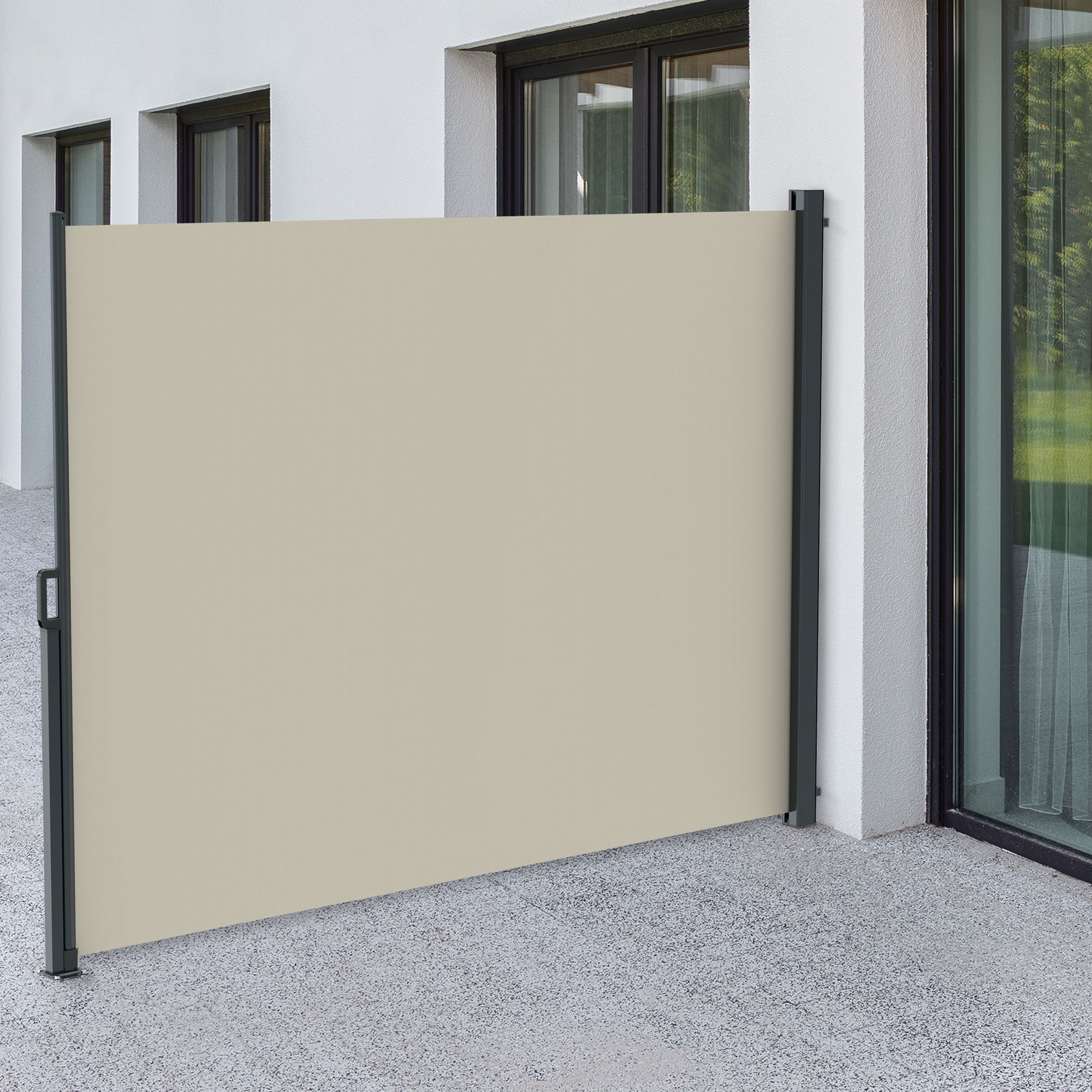 Seitenzugmarkise an Hauswand montiert, bietet Sicht- und Windschutz auf Terrasse