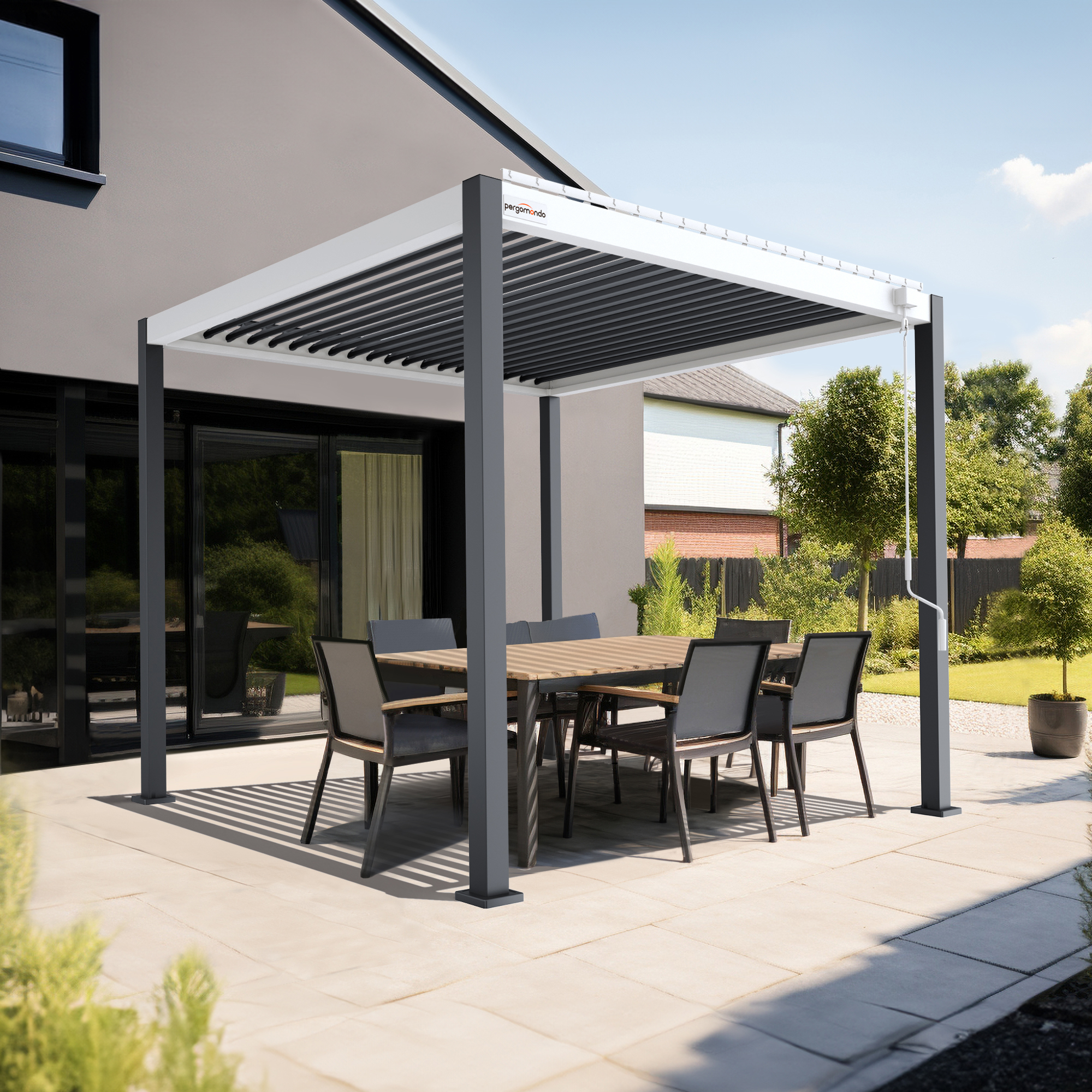 Pergola mit Lamellendach über einem Esstisch im Freien