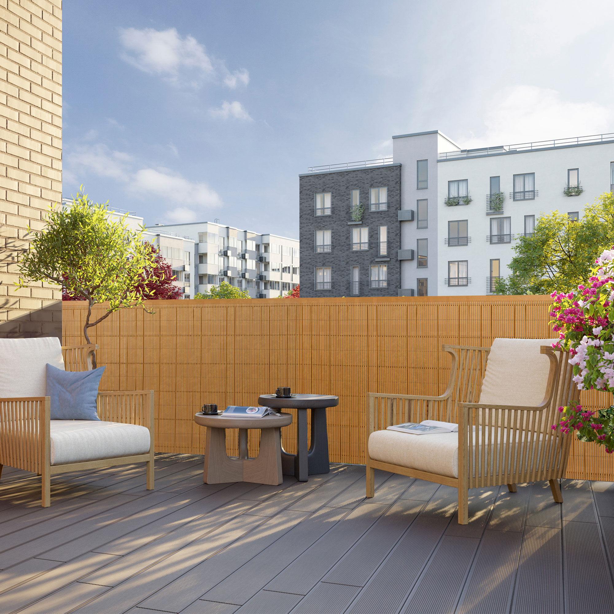 Terrasse mit Sichtschutzmatte und Abdeckprofil, zwei Stühle, Tisch, Pflanzen im Hintergrund