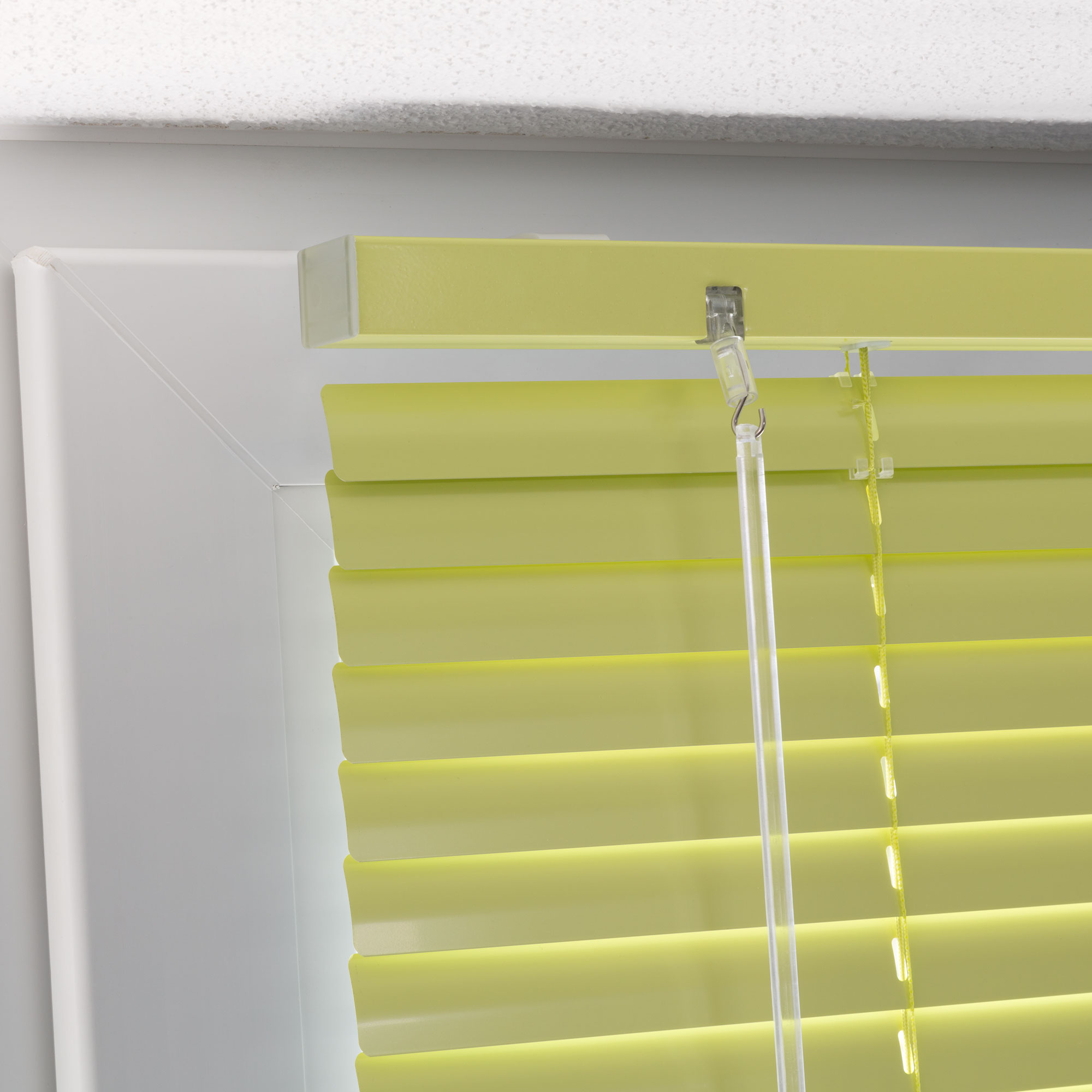 Aluminiumjalousie an einem Fenster mit verstellbaren Lamellen und Zugmechanismus