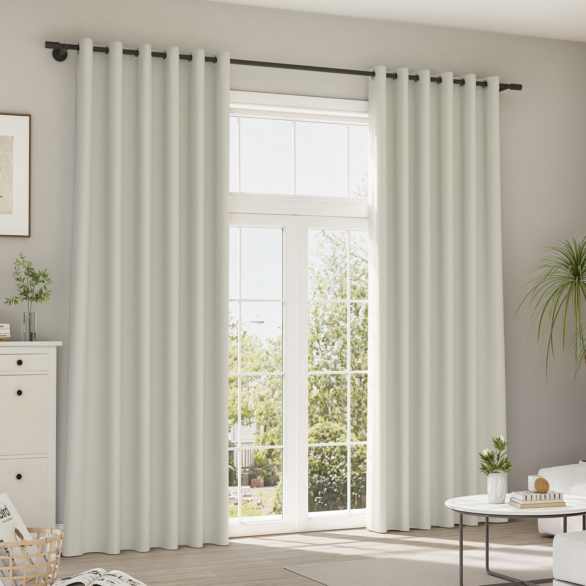 Vorhänge an einer Stange vor einer großen Fensterfront in einem Wohnraum