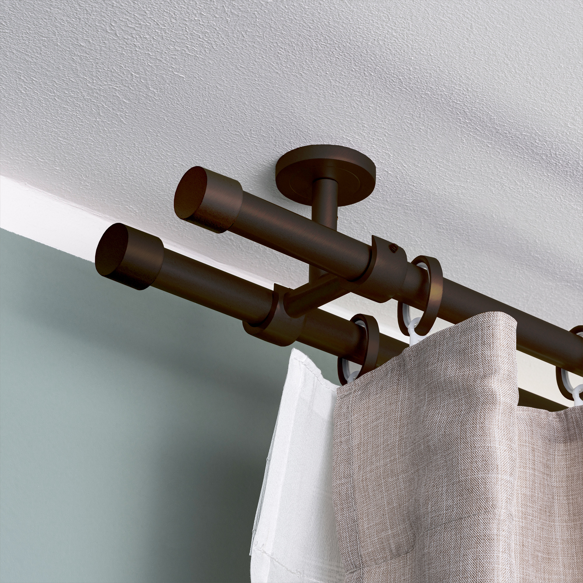Doppelte Gardinenstange mit Halterungen und Ringen, an der Decke montiert, mit Vorhang