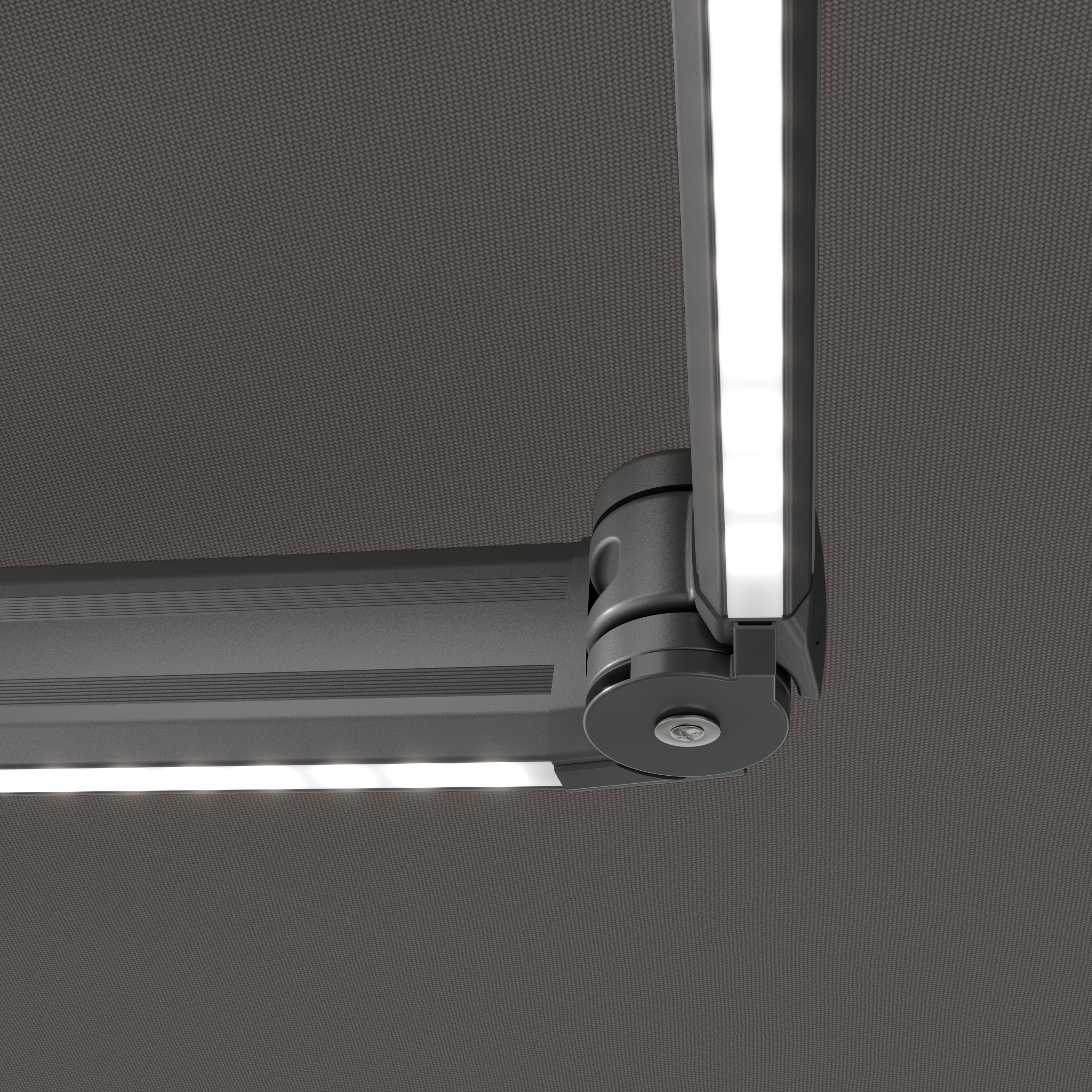 Detailansicht einer Kassettenmarkise mit LED-Beleuchtung und Gelenkmechanismus