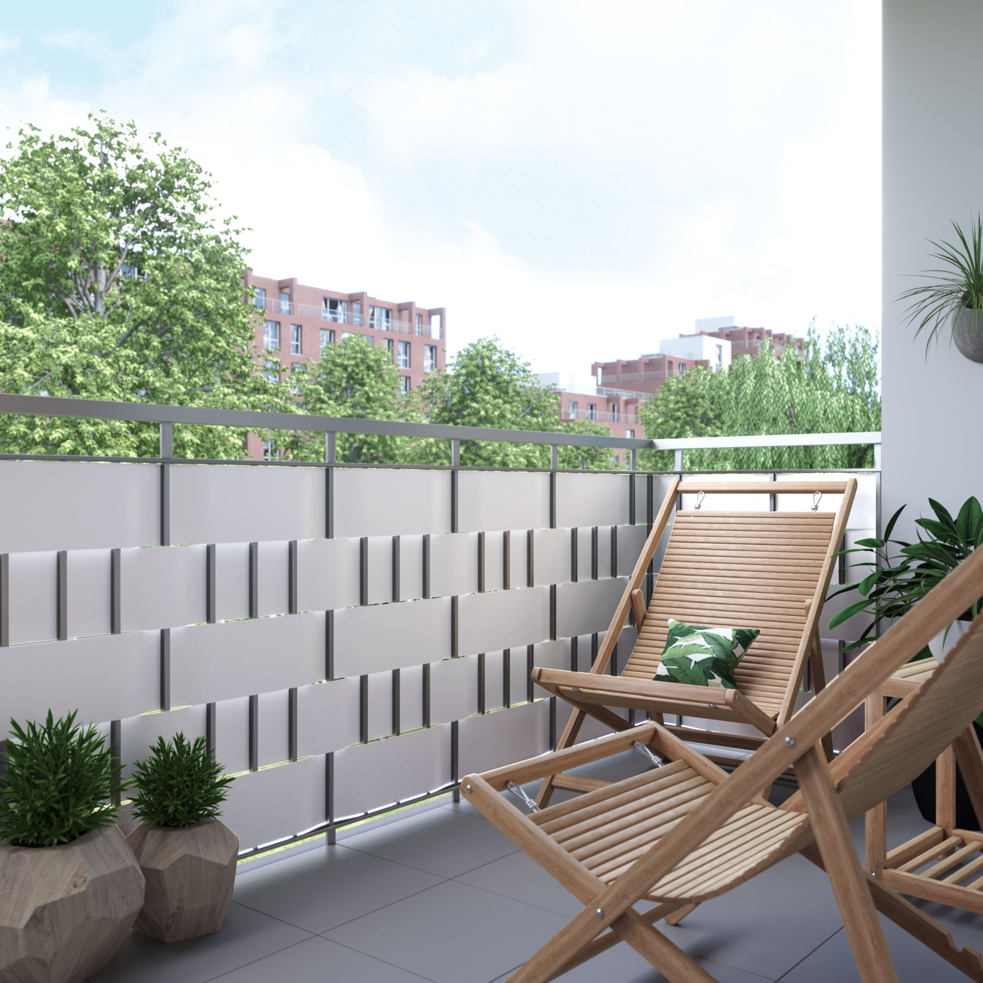 Balkon mit PVC Sichtschutzstreifen und Befestigungsclips, zwei Holzstühle, Pflanzen im Hintergrund