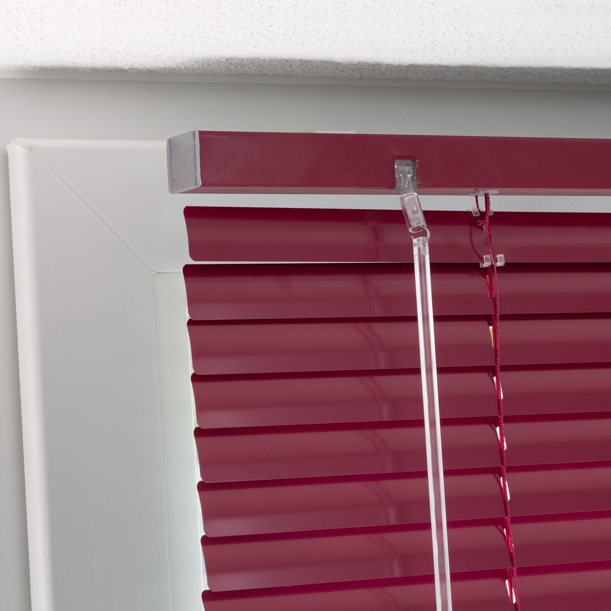 Aluminiumjalousie an einem Fenster mit verstellbaren Lamellen und Zugmechanismus