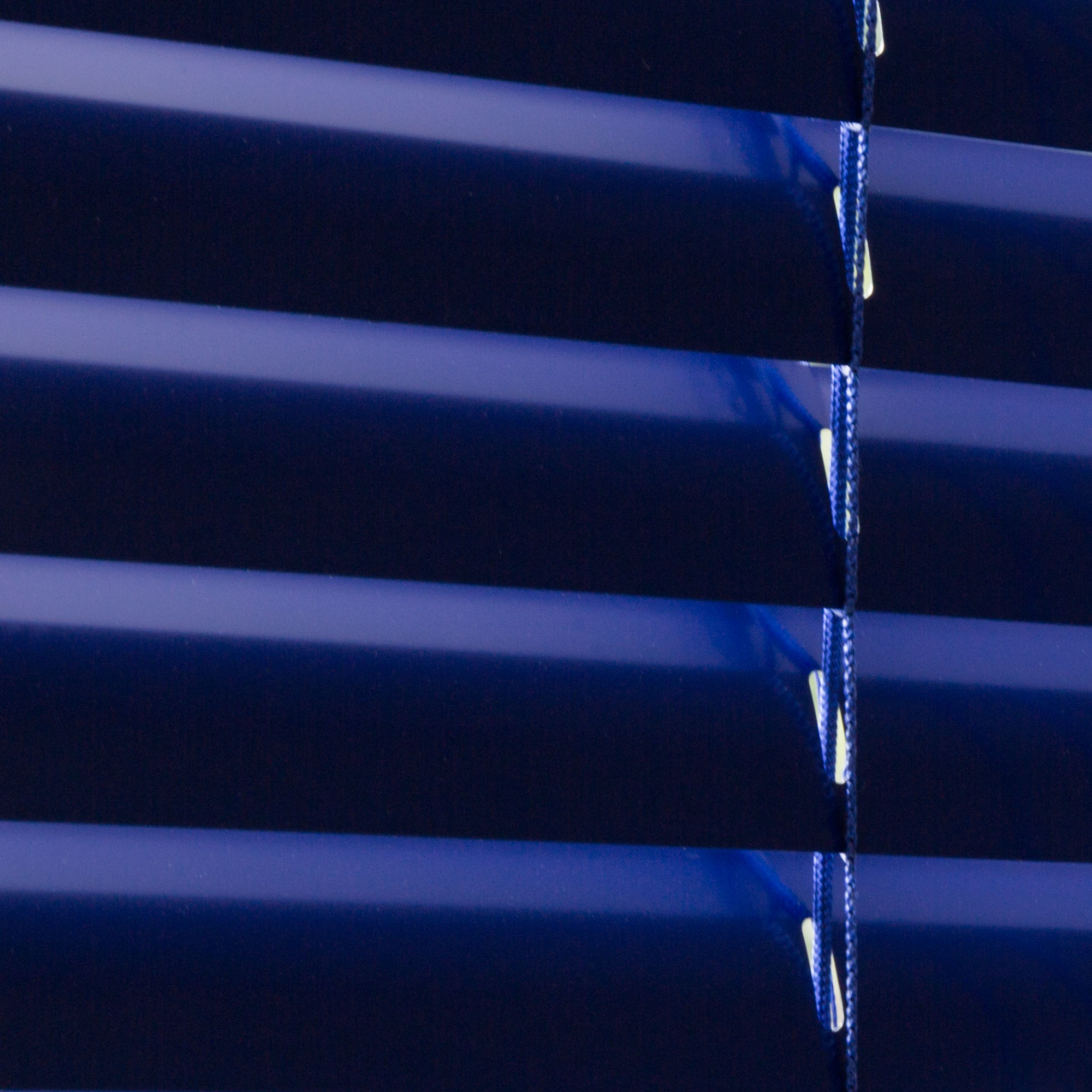 Aluminium Jalousie mit horizontalen Lamellen und Zugmechanismus