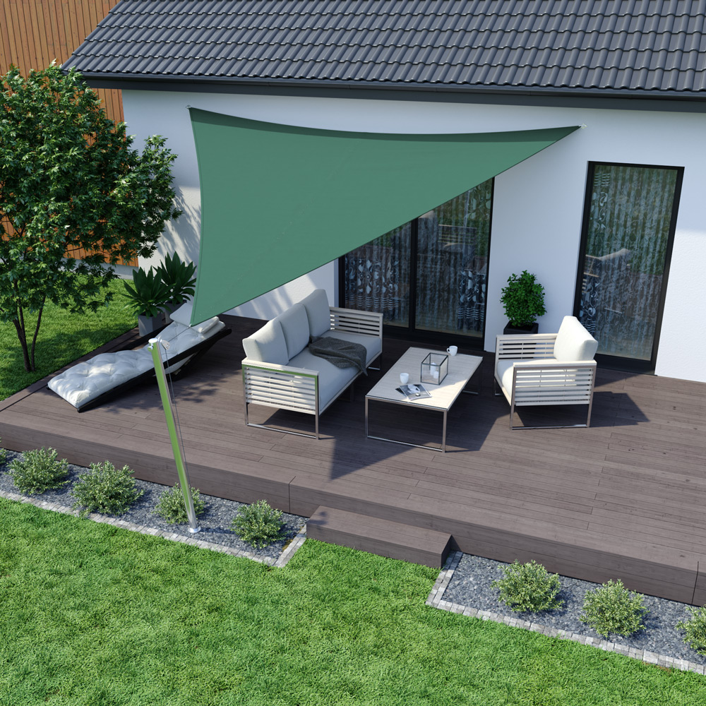 Dreieckiges Sonnensegel über Terrasse mit Sitzgruppe und Tisch