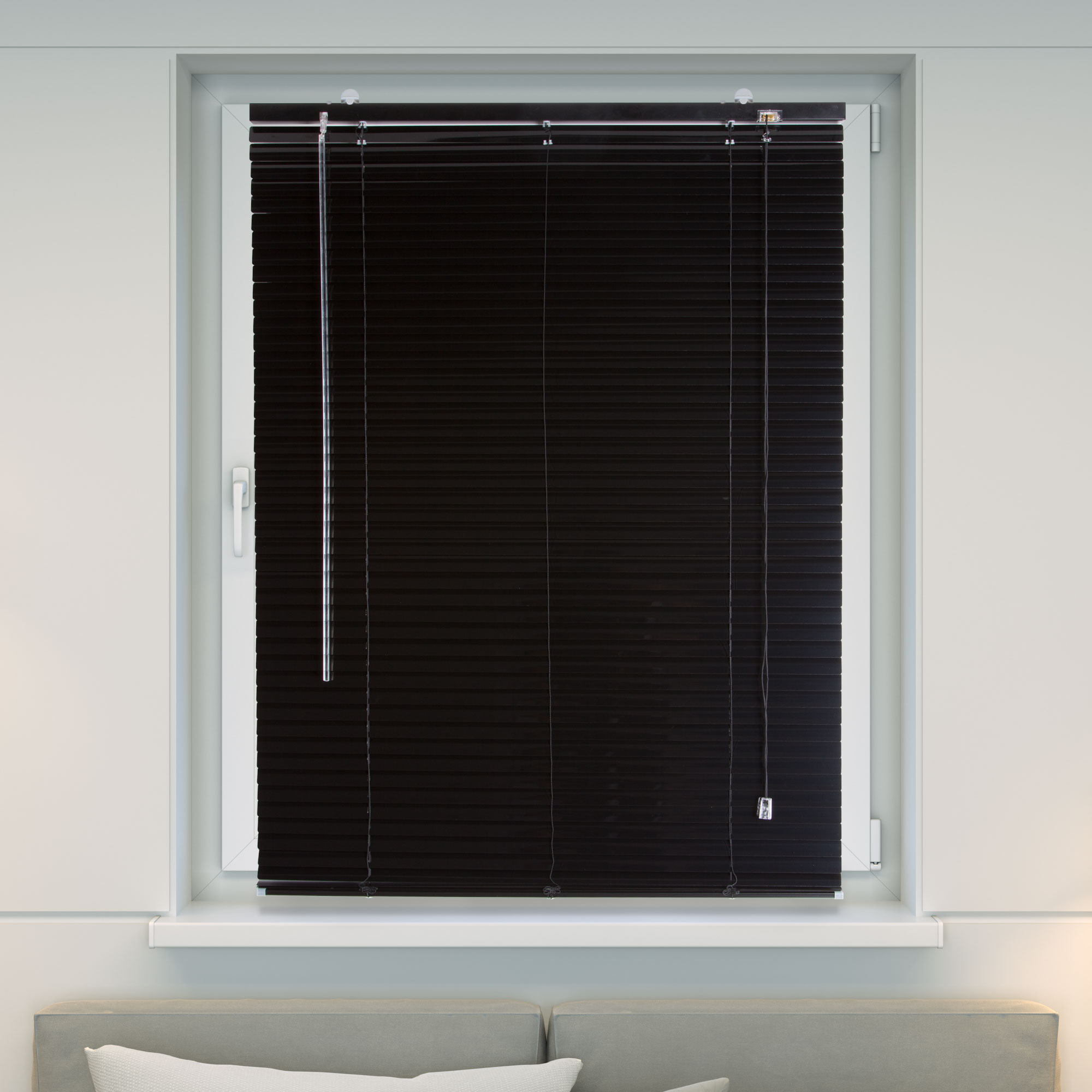 Fenster mit Jalousie, geschlossen, mit Bedienstab und Zugkette