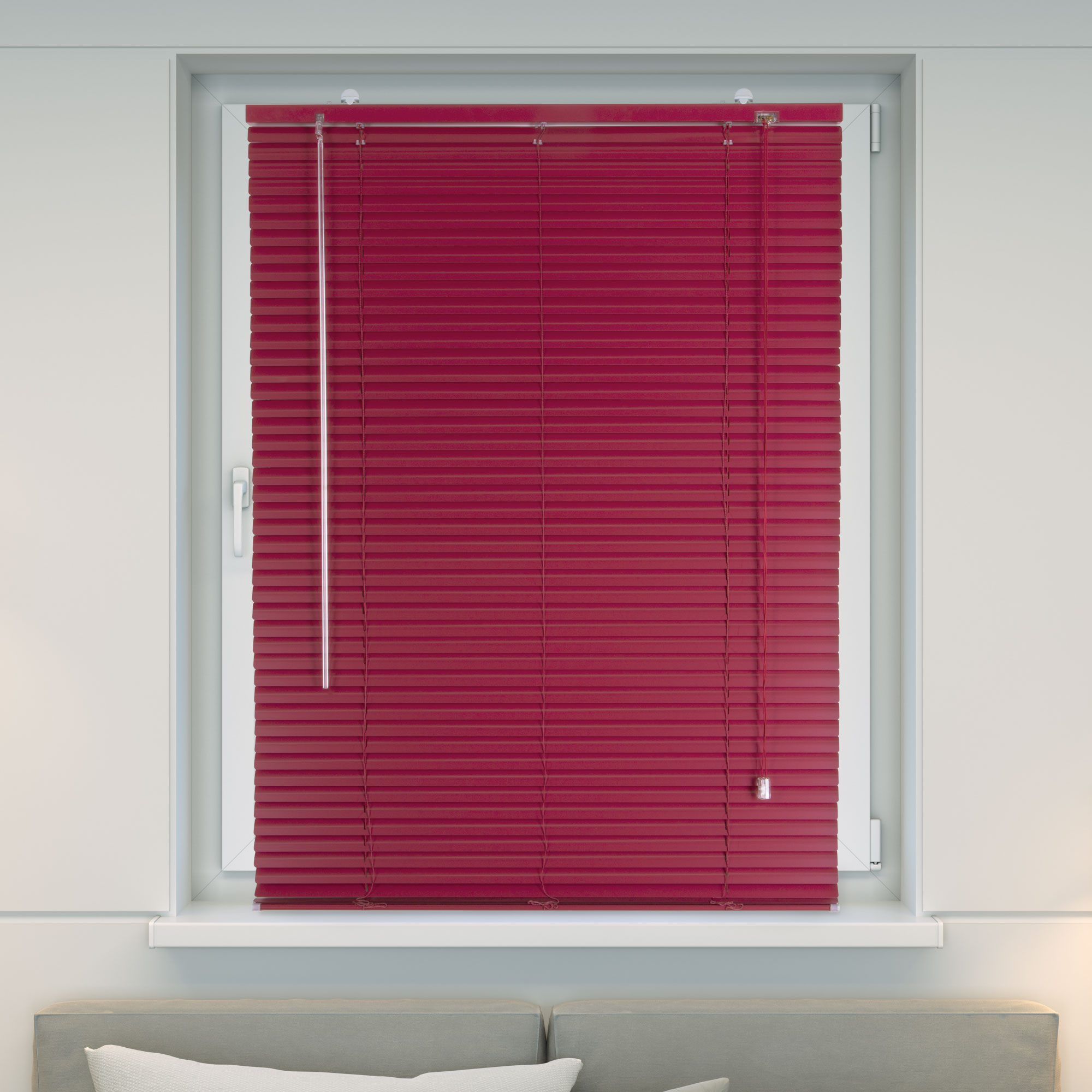 Fenster mit Jalousie, geschlossen, mit Bedienstab und Zugkette