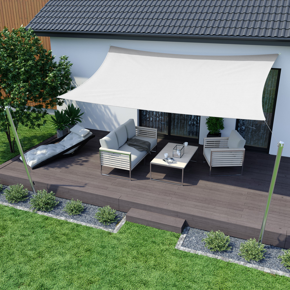 Dreieckiges Sonnensegel über Terrasse mit Sitzgruppe und Tisch