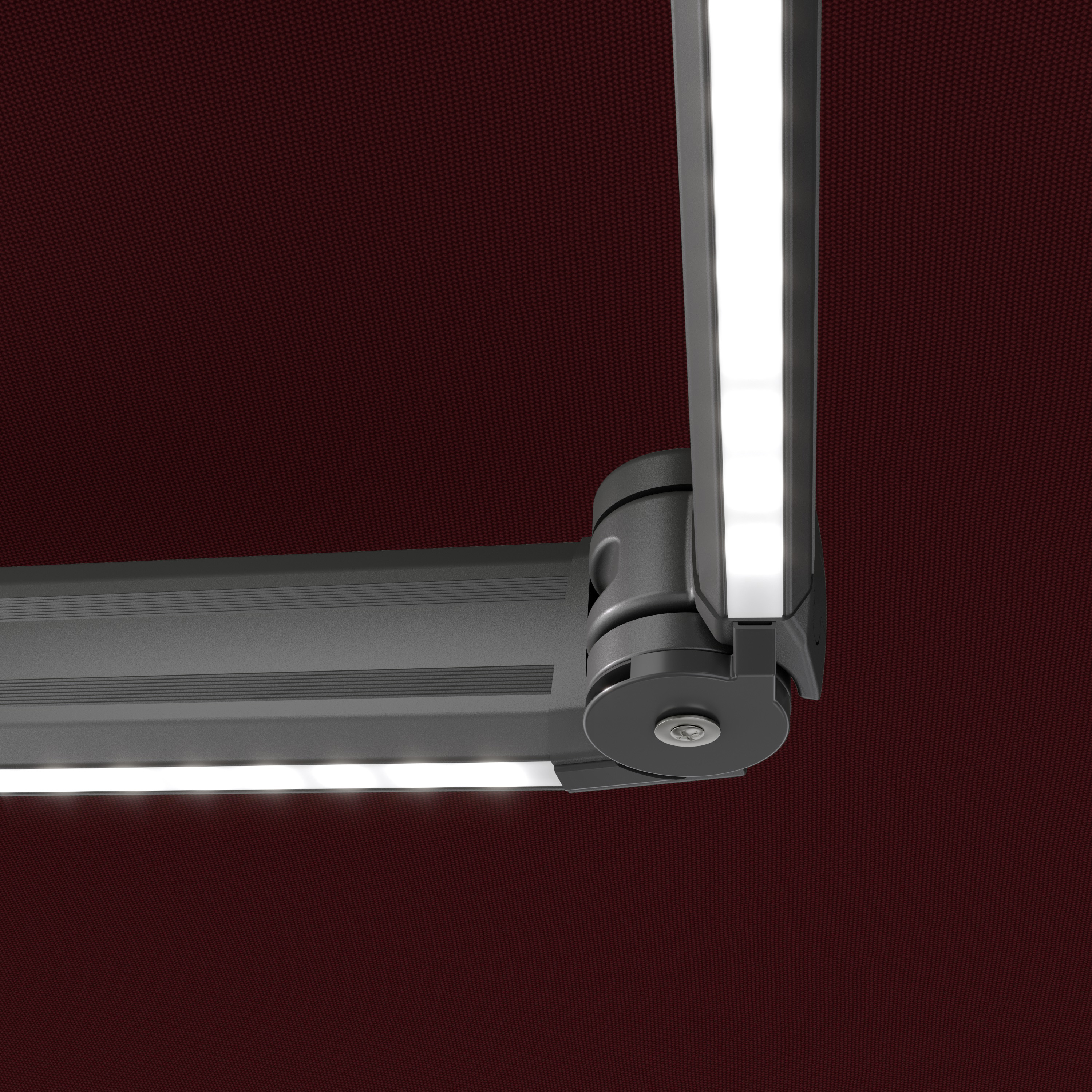 Detailansicht einer Kassettenmarkise mit LED-Beleuchtung und Gelenkmechanismus