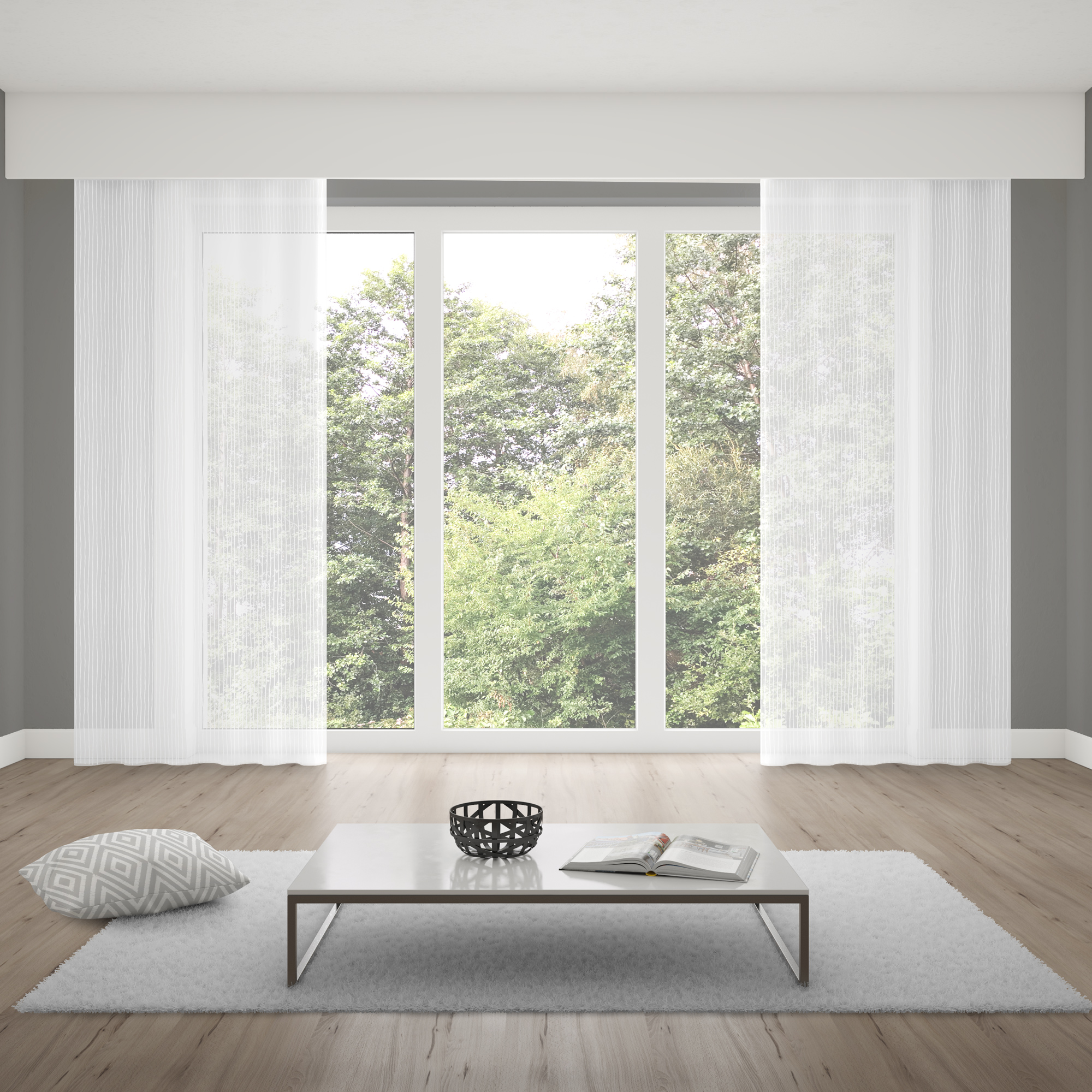 Wohnzimmer mit großem Fenster, Vorhängen, Couchtisch, Kissen und Teppich