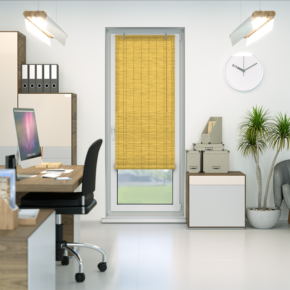 Bambusrollo an einer Tür in einem Büro mit Schreibtisch und Pflanzen im Hintergrund