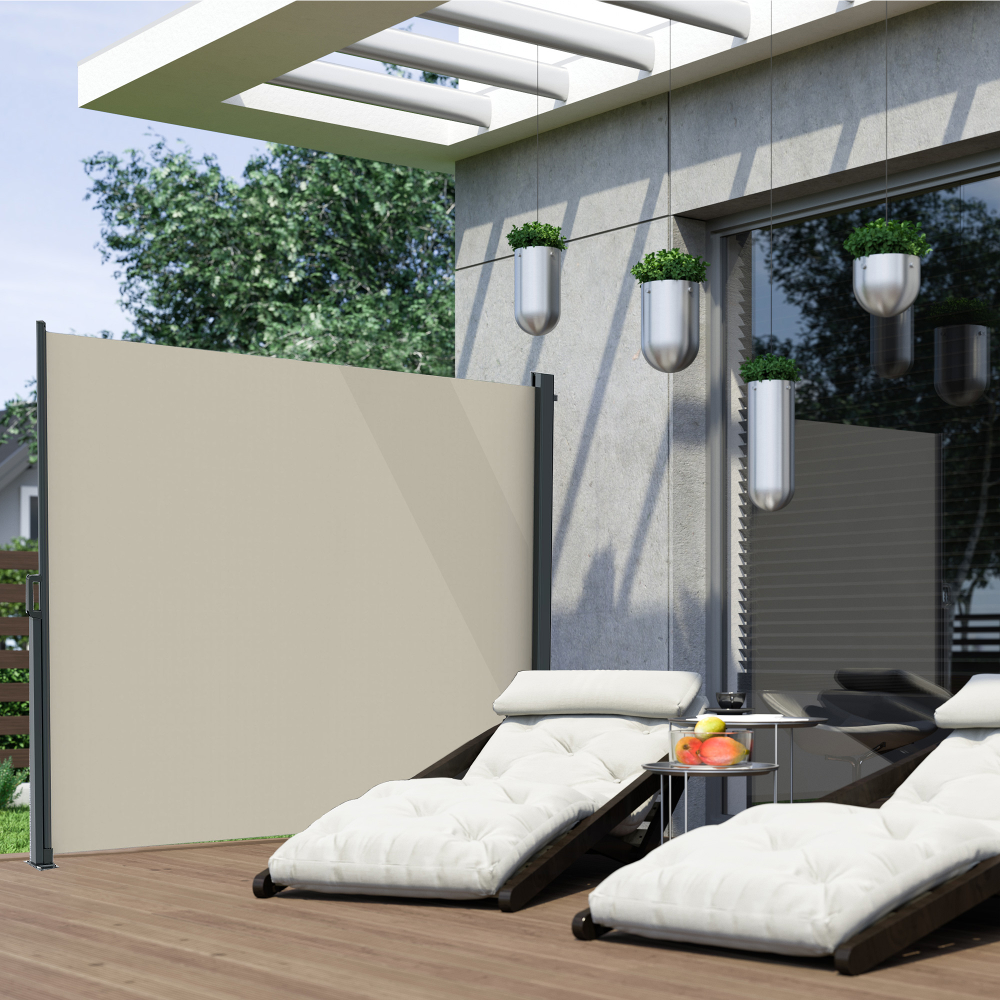 Seitenzugmarkise auf Terrasse neben Liegestühlen und Tisch mit Obstarrangement