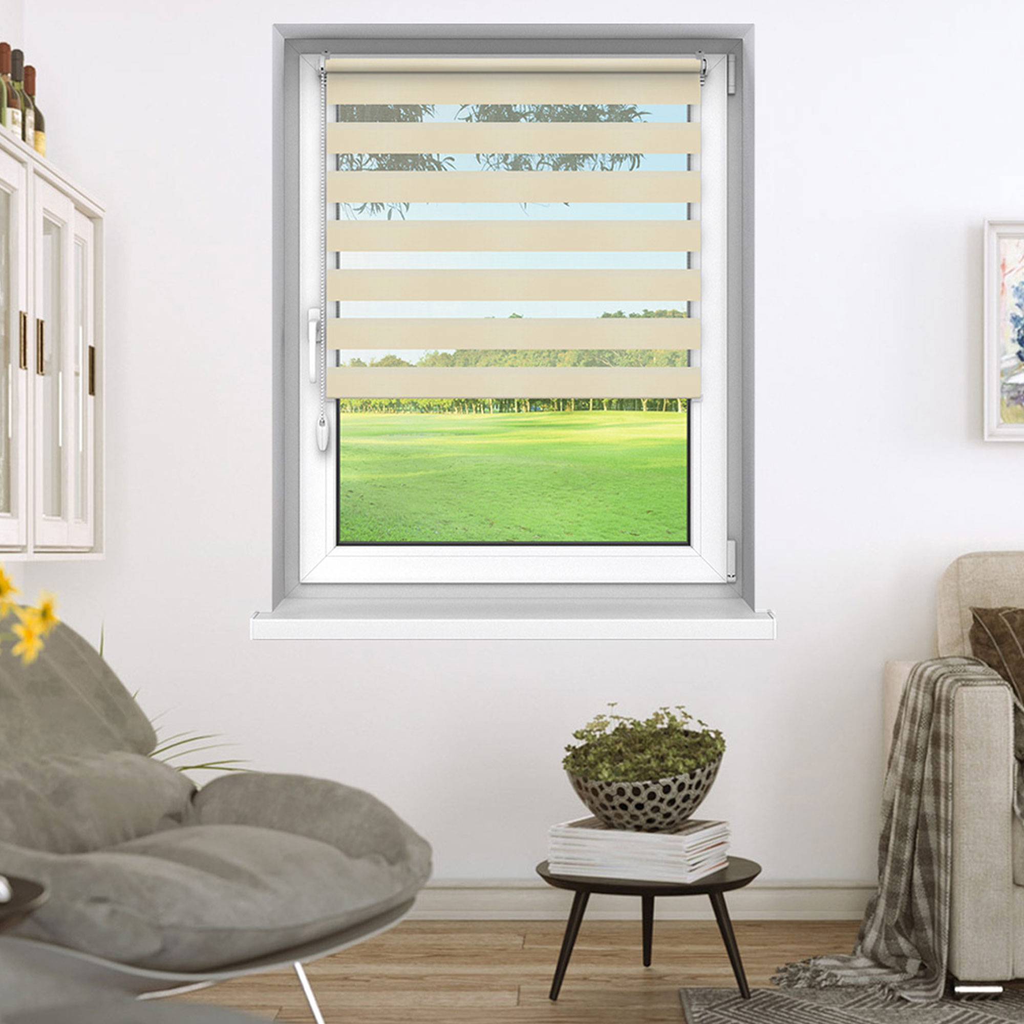Wohnzimmer mit Fenster und Doppelrollo, Sofa, Tisch, Dekorationen und Bildern an der Wand