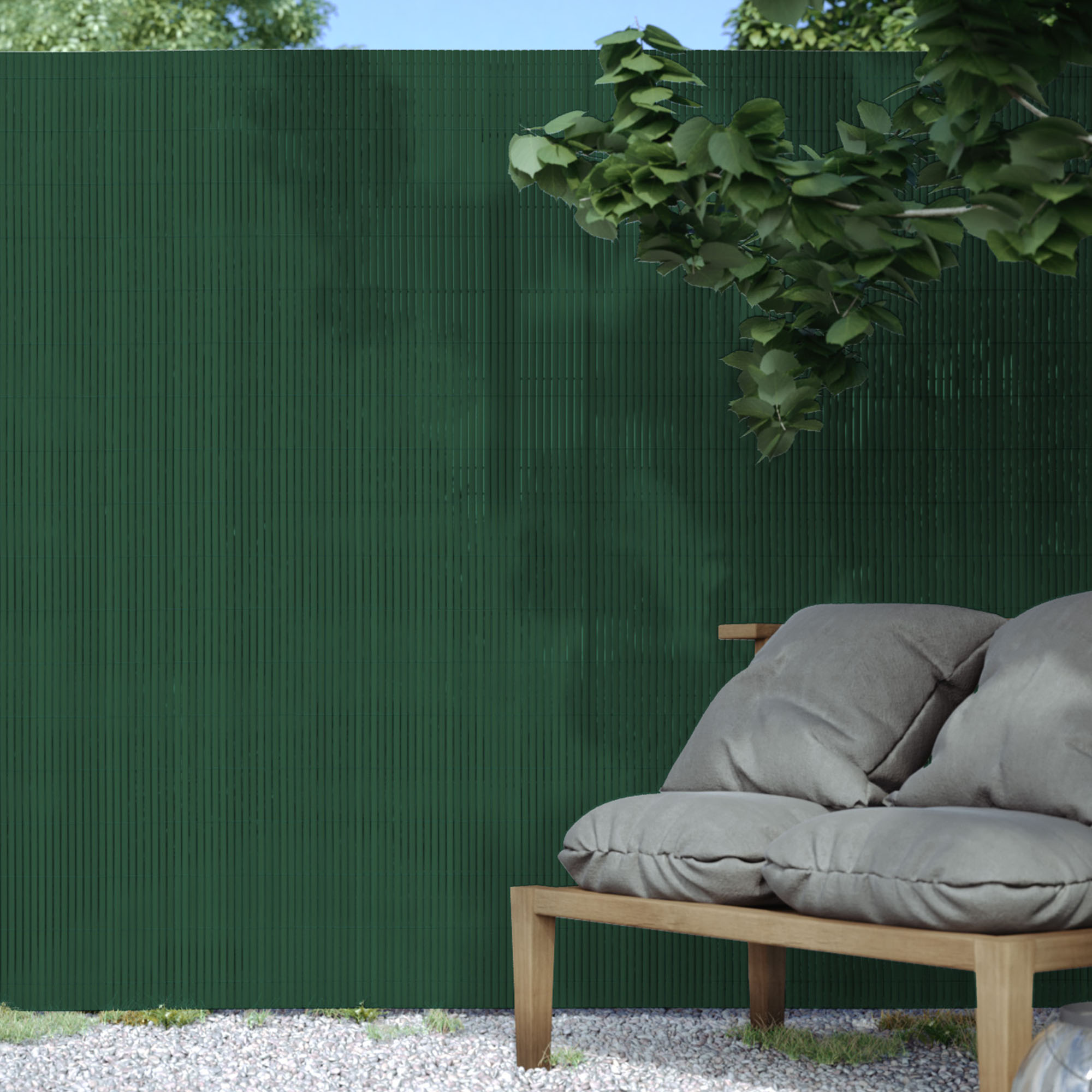 Sichtschutzmatte aus PVC hinter einem Gartenstuhl mit Kissen im Außenbereich