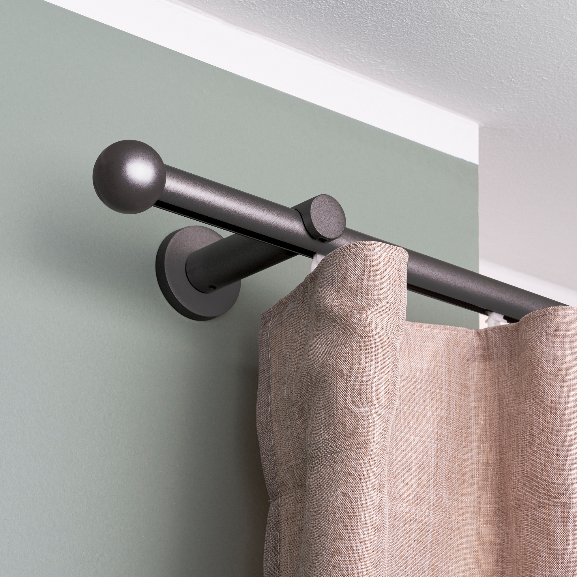 Gardinenstange mit Innenlauf und Kugelenden, montiert an der Wand mit Vorhang befestigt