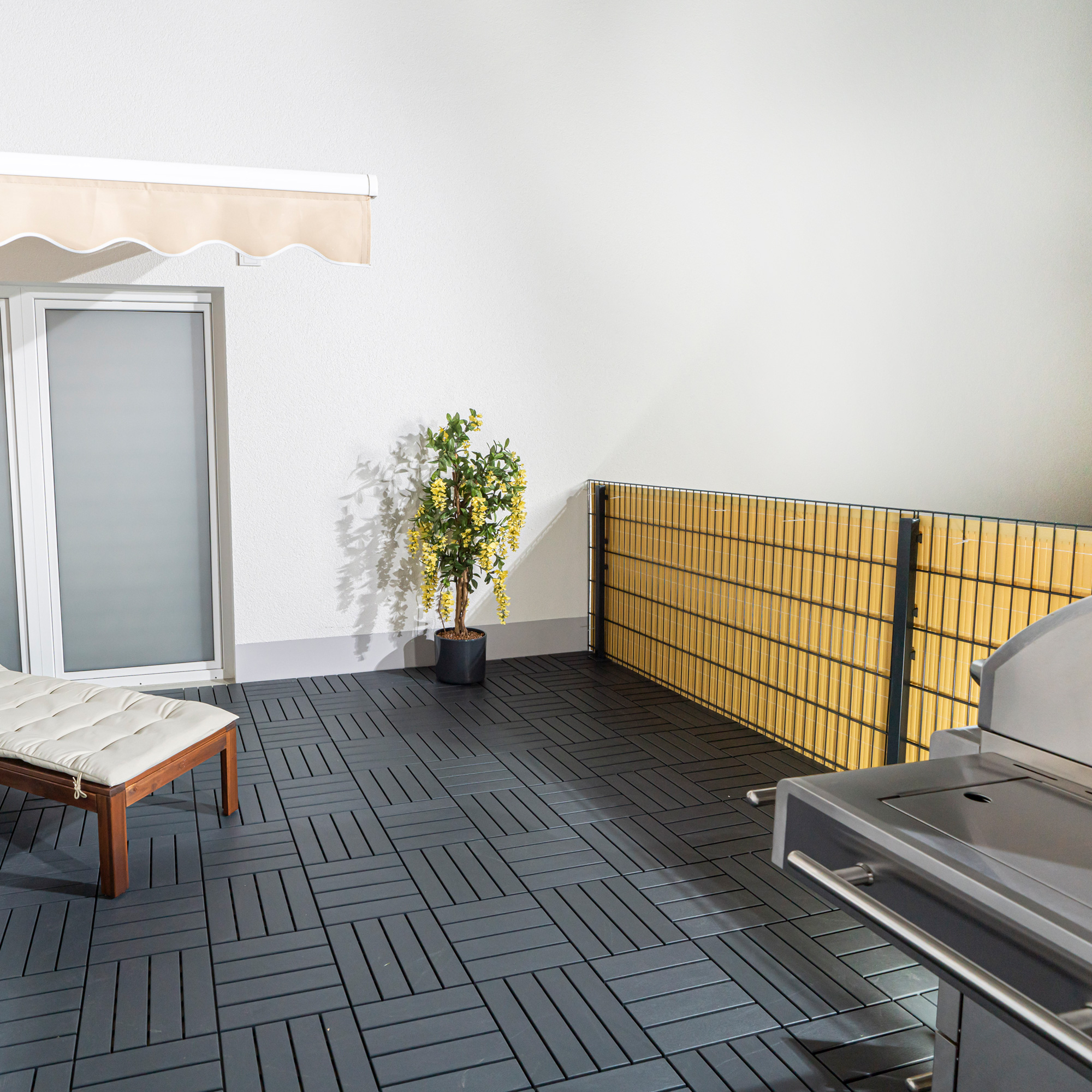 Terrasse mit PVC Sichtschutzmatte, Pflanze, Tür, Bodenfliesen und Markise
