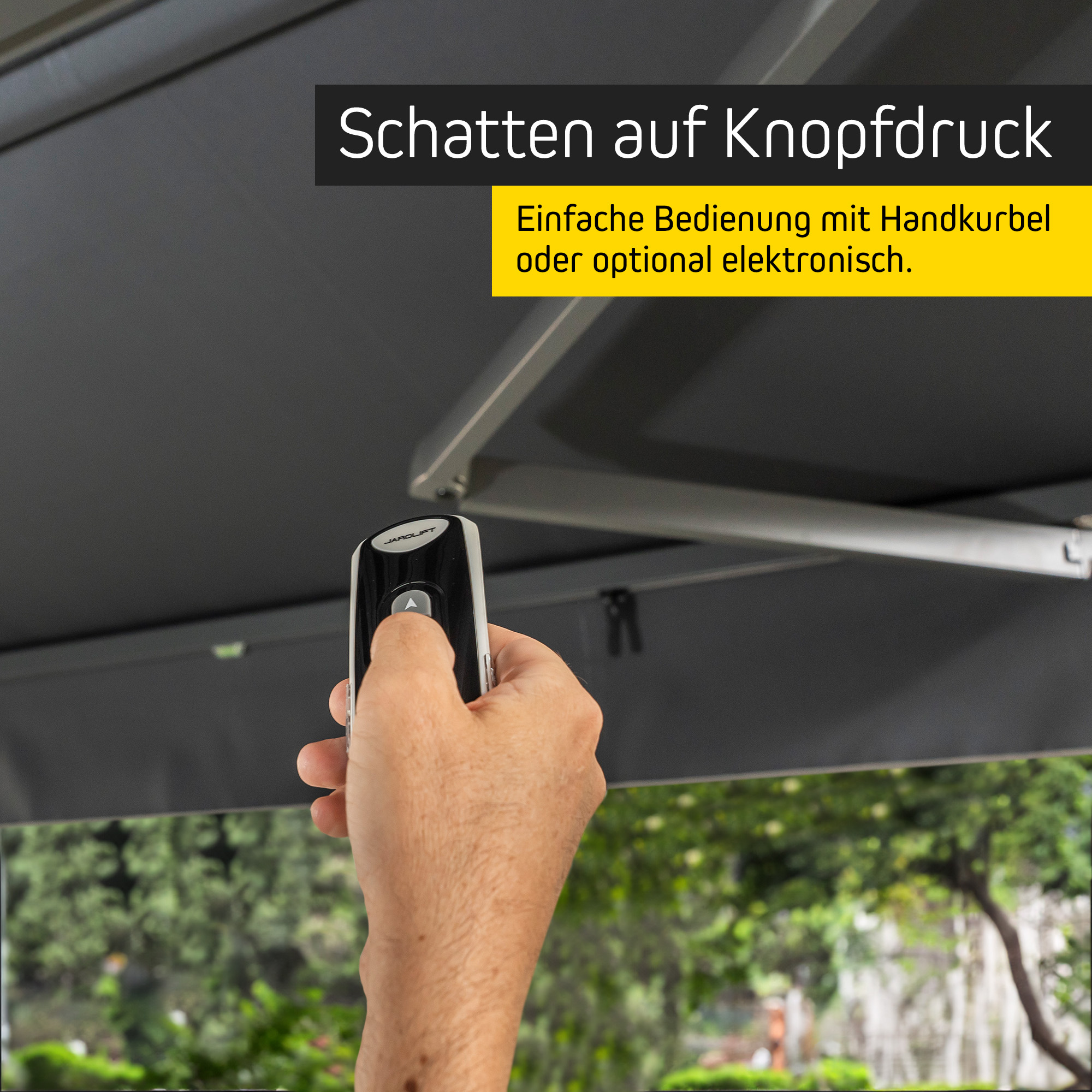 Hand hält Fernbedienung unter Markise für Pergola mit Lamellendach