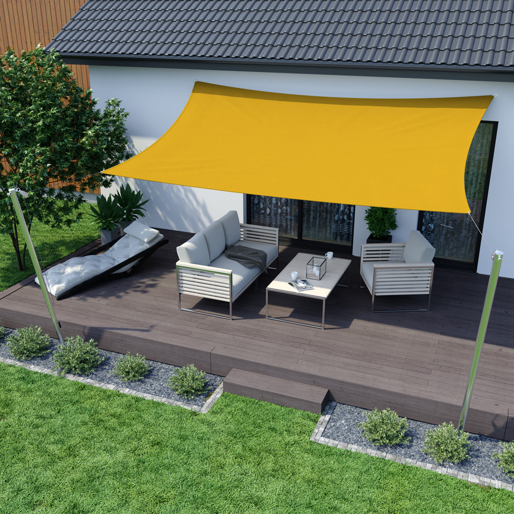 Dreieckiges Sonnensegel über Terrasse mit Sitzgruppe und Tisch