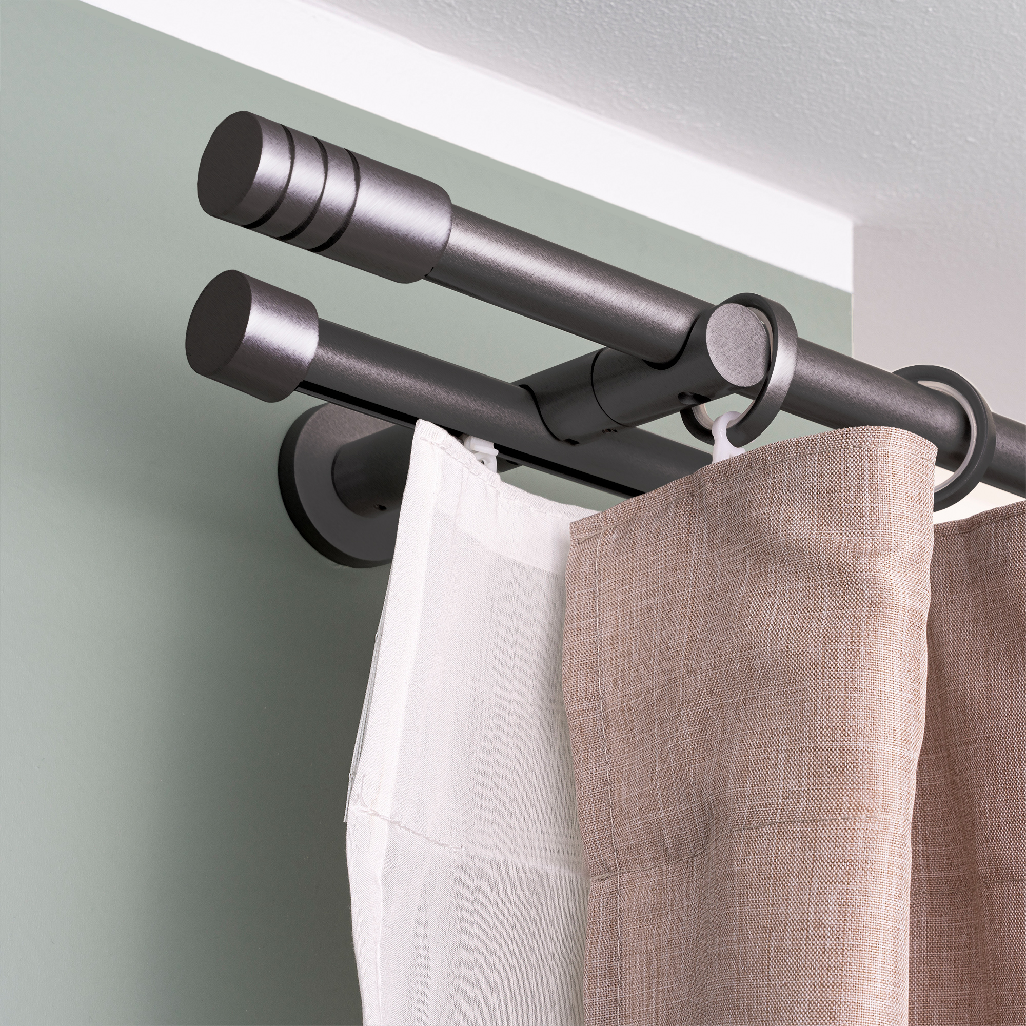 Gardinenstange Set mit Innenlauf und zwei Vorhängen an der Wand montiert