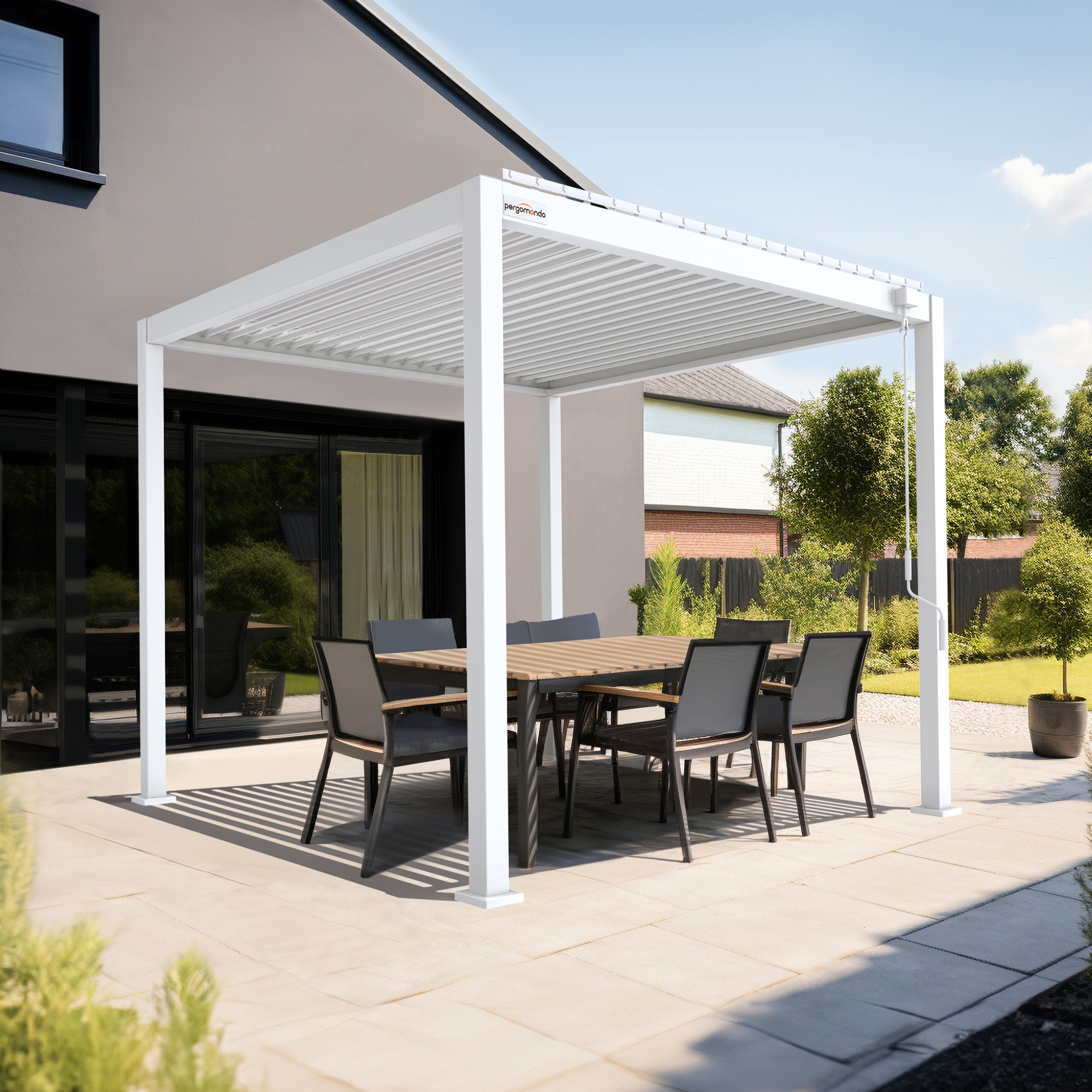 Pergola mit Lamellendach über einem Esstisch im Freien