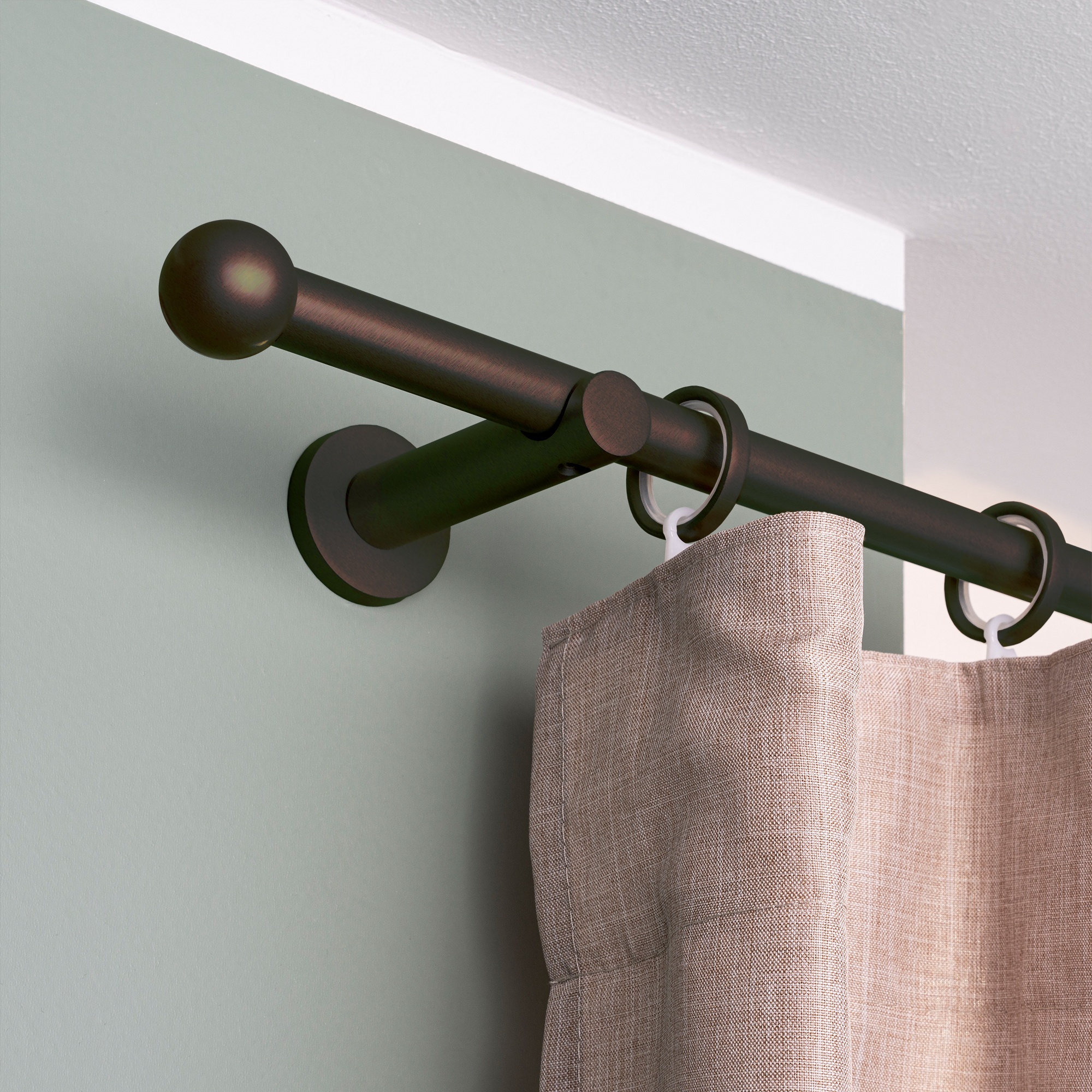 Gardinenstange mit Kugelenden und Halterungen an der Wand, Vorhang daran befestigt