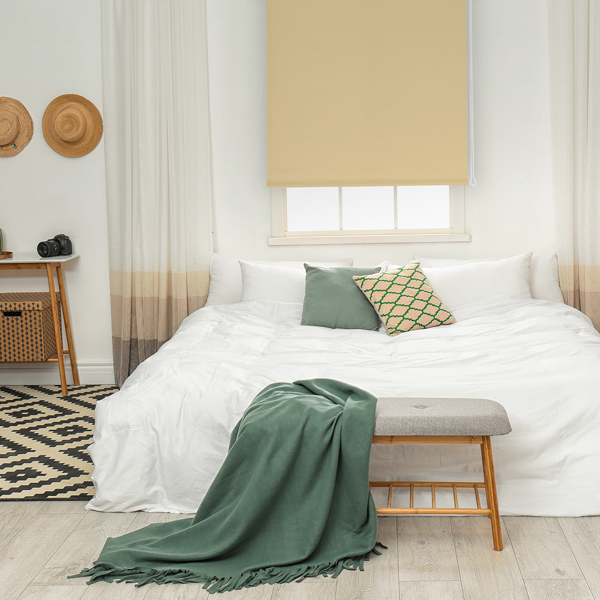 Schlafzimmer mit Bett, Rollos am Fenster, Kleiderständer, Dekoration und Teppich