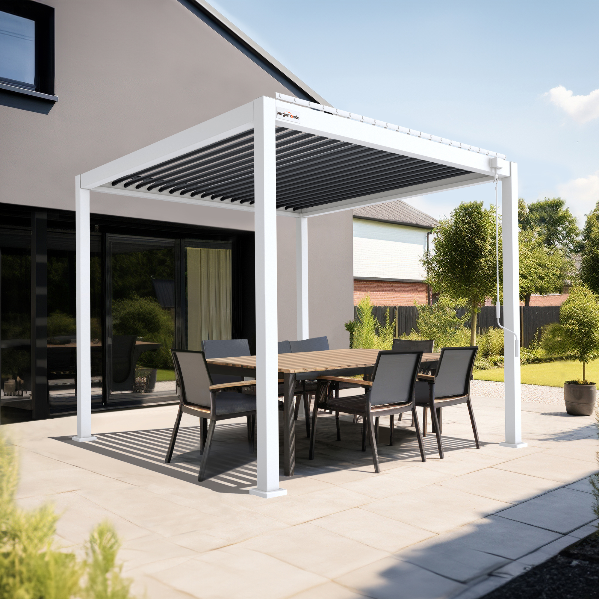 Pergola mit verstellbarem Lamellendach über einem Esstisch im Freien