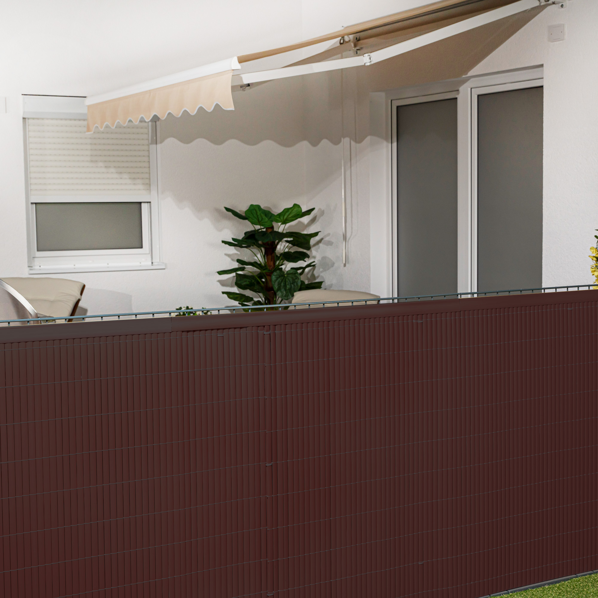 PVC Abdeckprofil für Sichtschutzmatten auf Terrasse montiert