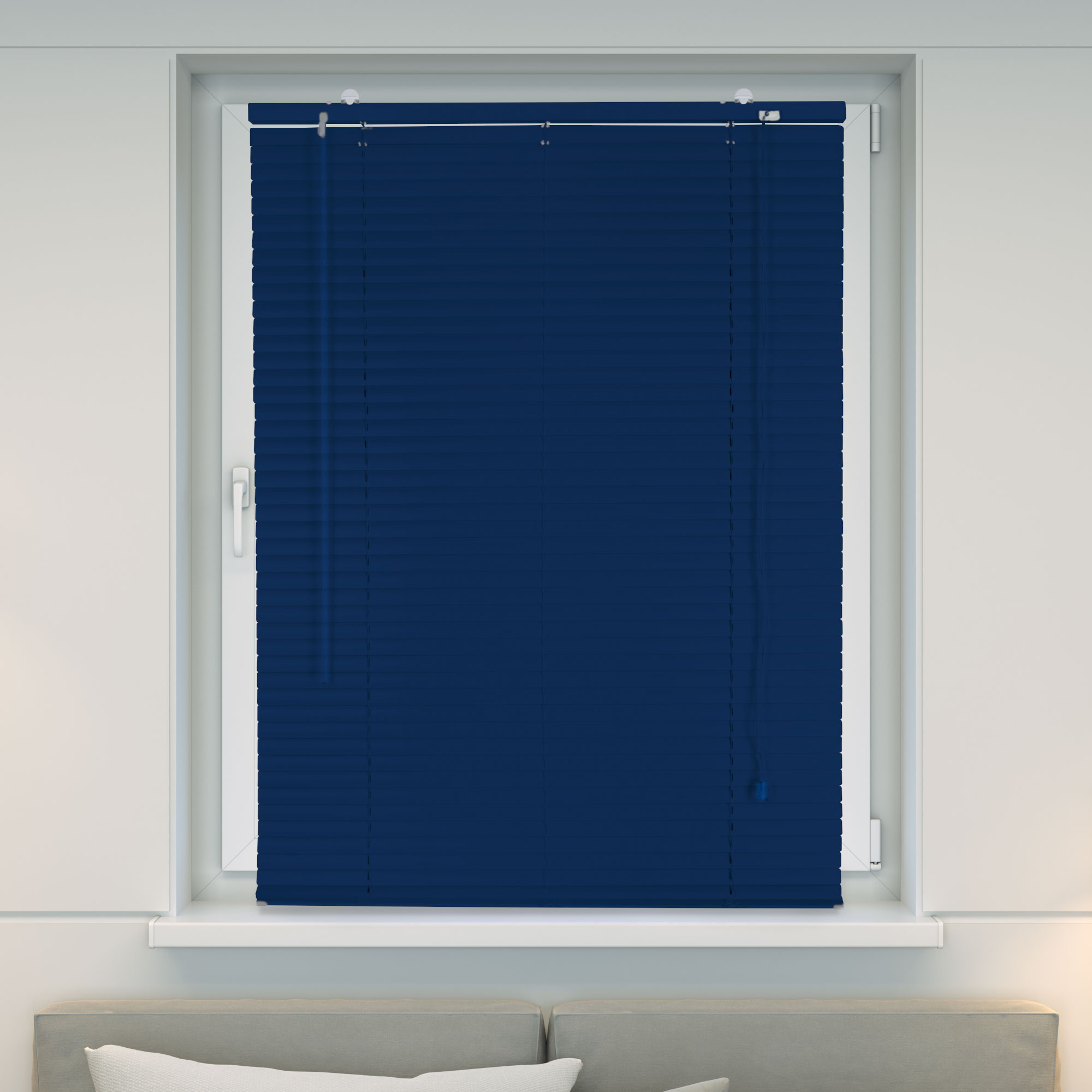 Fenster mit Jalousie, geschlossen, mit Bedienstab und Zugkette