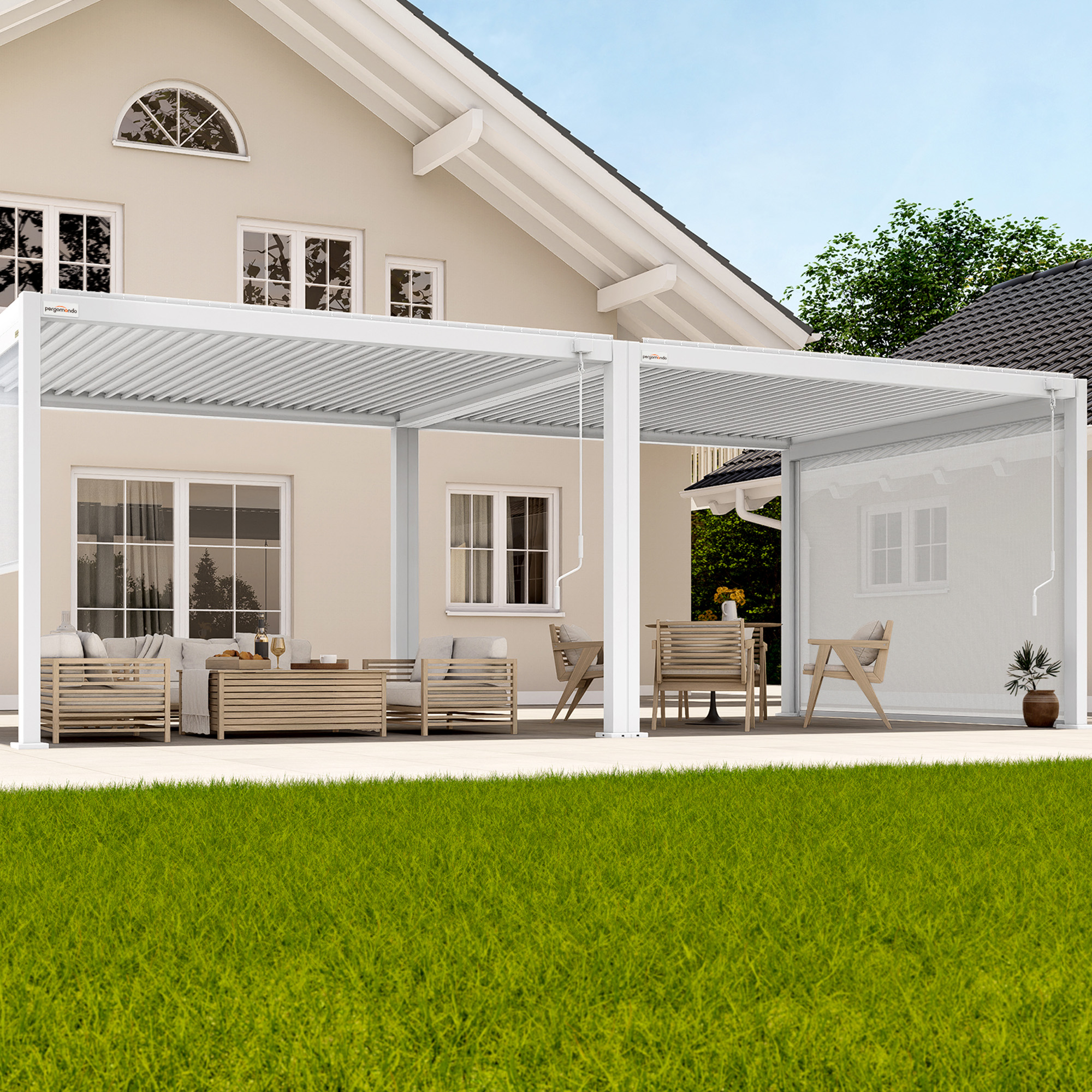 Pergola mit Lamellendach vor einem Haus mit Sitzbereich und Gartenumgebung