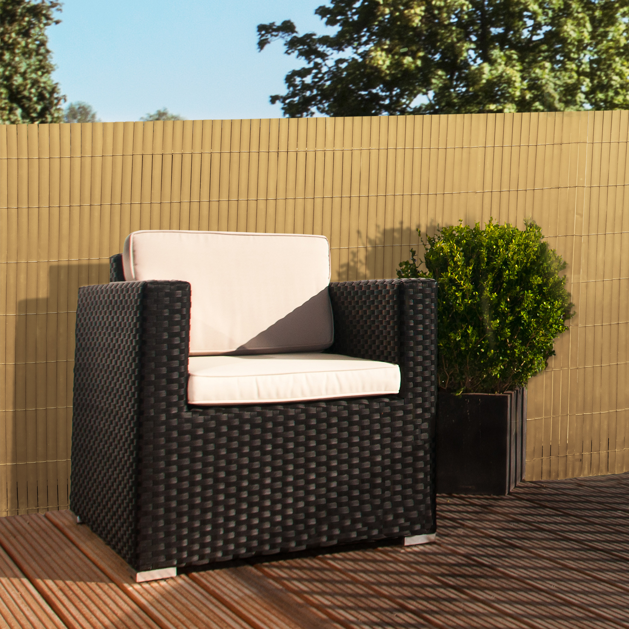Sichtschutzmatte aus PVC auf Terrasse mit Sessel und Pflanze im Hintergrund