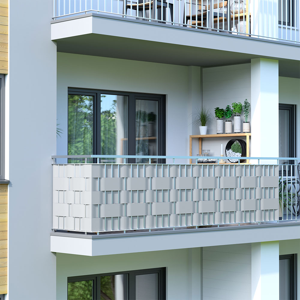 Balkon mit dekorativem Geländer und Pflanzen auf einem Regal im Hintergrund